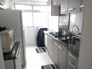 Apartamento | Cozinha privada | Geladeira grande, micro-ondas, fogão, cooktop