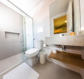 Standard Triple | Bathroom | Shower, free toiletries, towels
