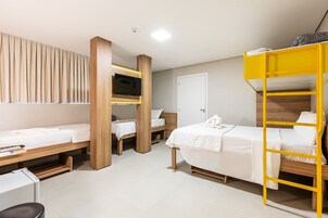 Minibar, caja de seguridad en la habitación y escritorio 