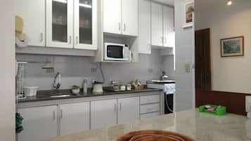 Apartamento | Cozinha privada | Geladeira grande, micro-ondas, fogão