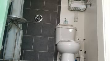 Dusch, hårtork, handdukar och tvål