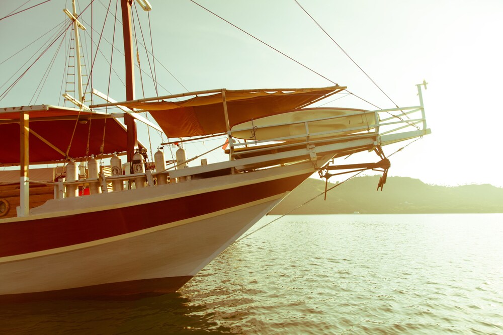 Cosy liveaboard with AC for small groups, Komodo National Park