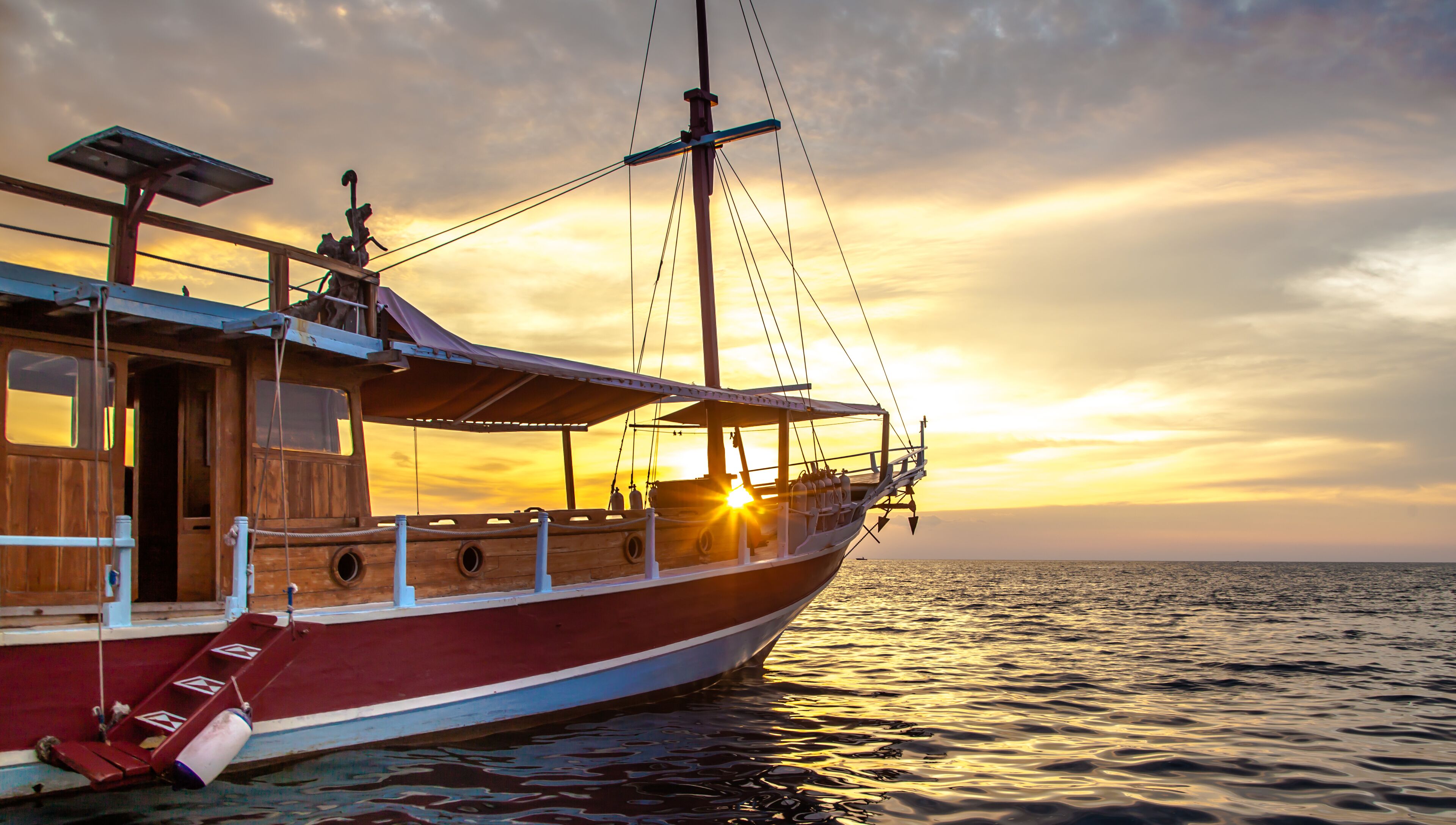 Cosy liveaboard with AC for small groups, Komodo National Park