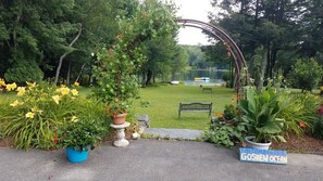 Property grounds - Lakefront Summer Cottage~Sparkling clean social distancing space (Goshen)