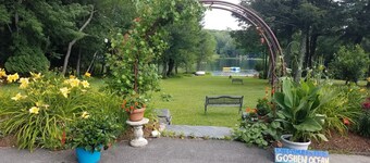 Lakefront Summer Cottage~Sparkling clean social distancing space