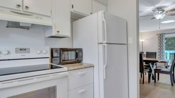 Een koelkast, een magnetron, een oven, een kookplaat