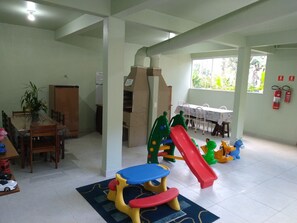 Children’s area - Apartment 600 meters from the beach, furnished, full kitchen. (Ubatuba)