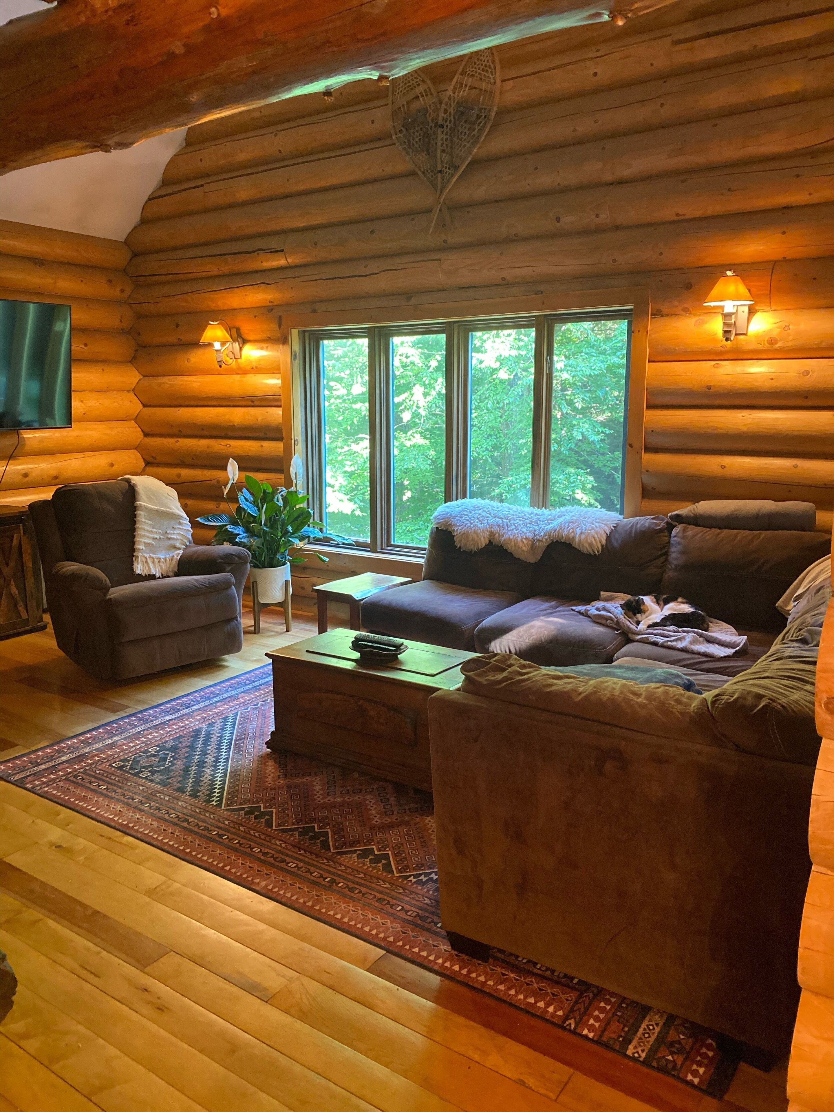 Quintessential Vermont log cabin in the Mad River Valley