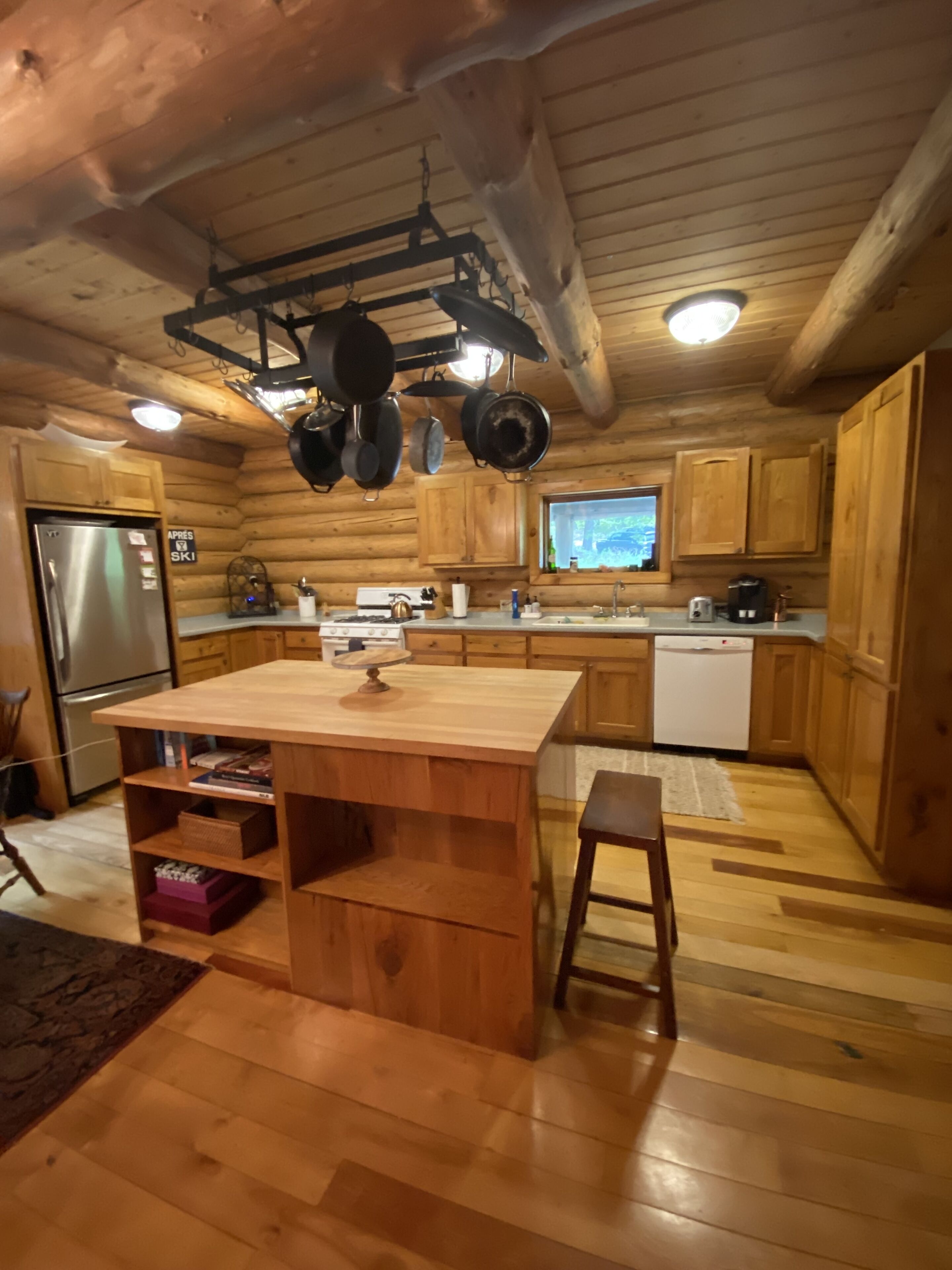 Quintessential Vermont log cabin in the Mad River Valley