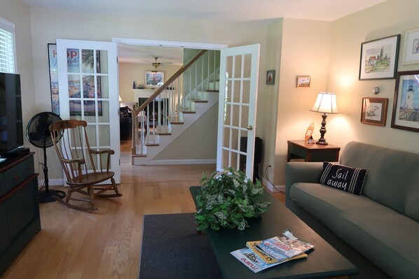 テレビ、暖炉、DVD プレーヤー、書庫