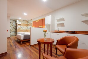 Studio Suite | Living room | 42-inch Smart TV with cable channels, TV - Ayenda Montreal Miraflores (Lima)