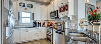 OCEANFRONT 5-bdrm Elevator Pool/Tennis Volleyball/Putt-Putt Dogs Welcome!