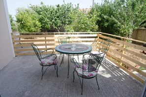 Outdoor dining - 2 bedrooms apt, 4km from Lassi,8km from the Airport (Kompothekrata)
