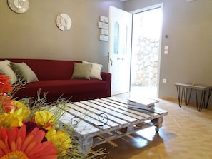 TV - 2 bedrooms apt, 4km from Lassi,8km from the Airport (Kompothekrata)