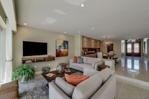 Smart TV, chimenea, estéreo y monitor de computadora 