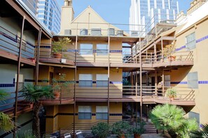 Exterior - Downtown Poolside 2 Bedroom (Austin)