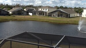 Uma área residencial com casas, um lago e uma fonte.