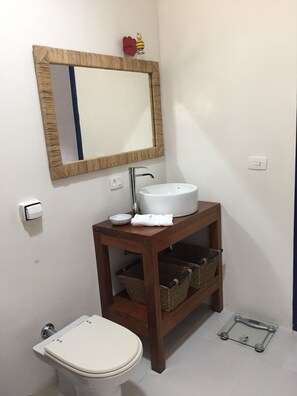 تجهيزات دش، مجففات شعر، مناشف، ورق حمّام