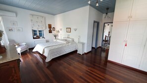 4 bedrooms, iron/ironing board, WiFi, bed sheets - “A distinguished Luxury villa with a great view and location in the Old Harbor (Spetses)