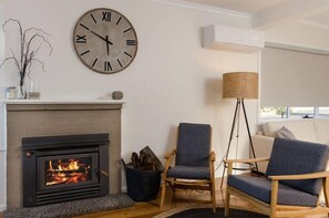 Flat-screen TV, fireplace, Netflix, streaming services - Penguin Beach House - seaside getaway (Penguin)