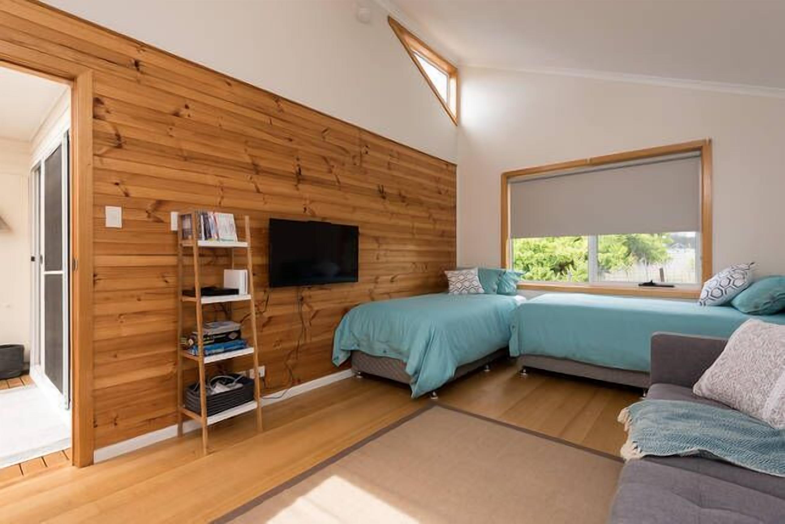 Penguin Beach House - seaside getaway — image 18