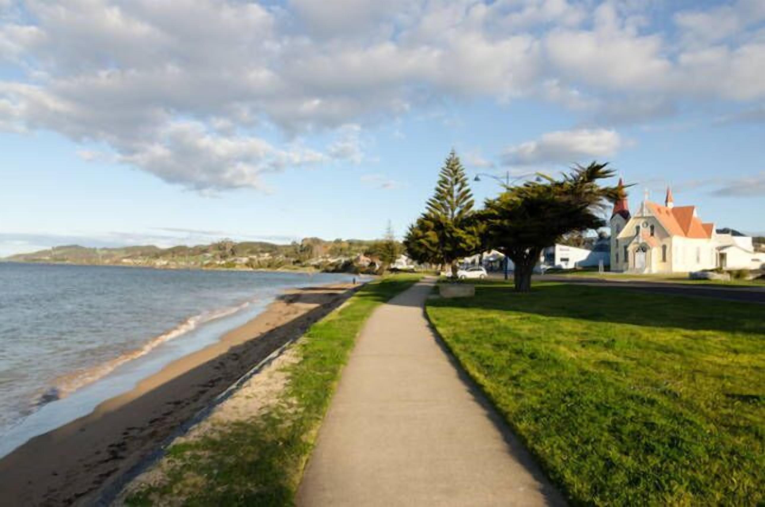 Penguin Beach House - seaside getaway — image 6