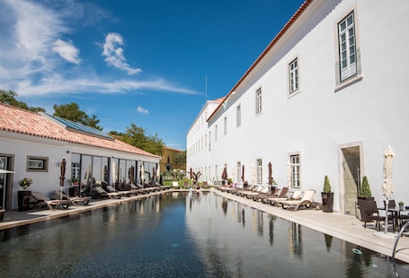 Una piscina techada, una piscina al aire libre. Vila Gale Collection Elvas Hotel
