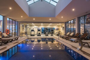 Una piscina techada, una piscina al aire libre