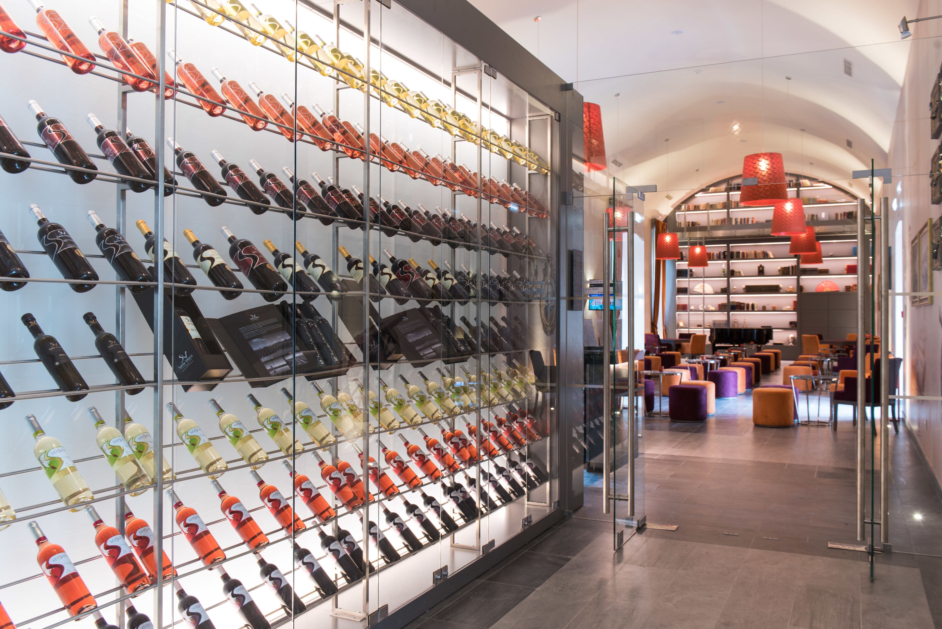 2 restaurants, breakfast served