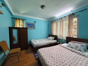 2 habitaciones, escritorio, tabla de planchar con plancha y wifi gratis 