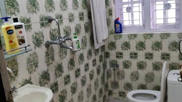 Dusche, Haartrockner, Seife, Toilettenpapier