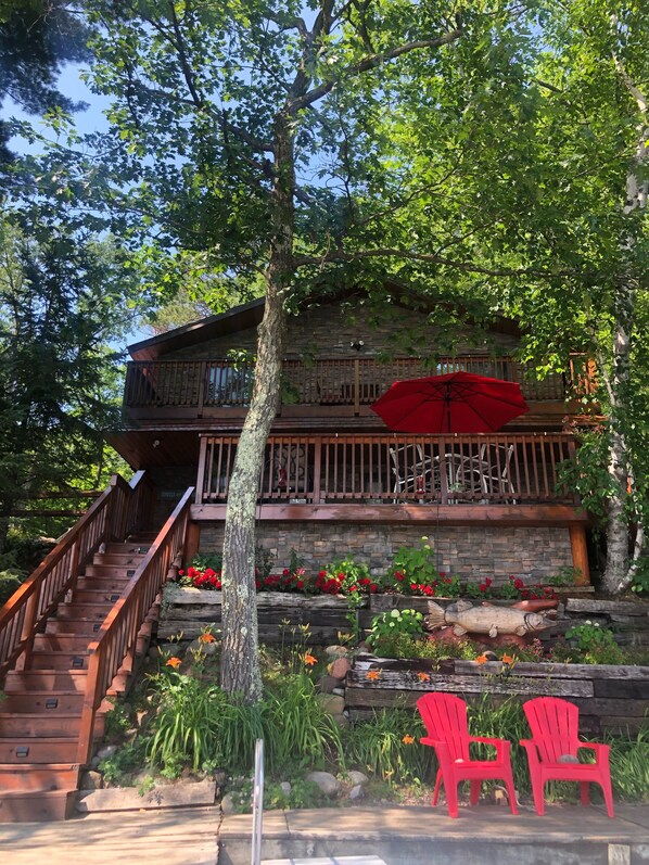 Newly remodeled lake home ! Steps away from the beautiful pike lake