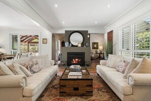 Smart TV, fireplace, DVD player, video library - Stonelinks House Leura (Leura)