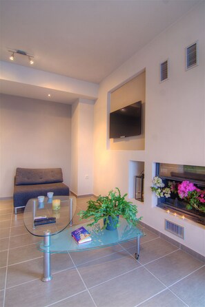 Fernseher, Kamin, DVD-Player