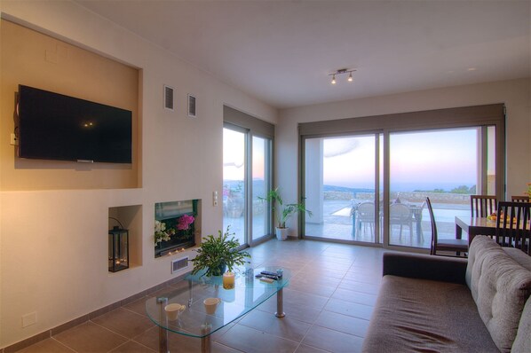 Fernseher, Kamin, DVD-Player