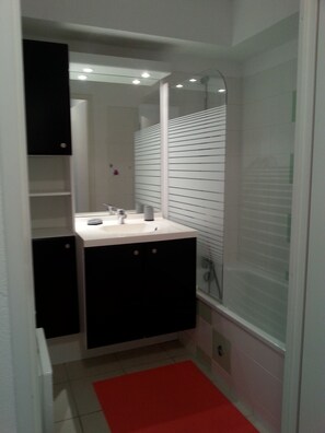Combined shower/tub, hair dryer, towels, soap - Cosy T3, 2bedroom, pool terrace near the sea  (Ondres)