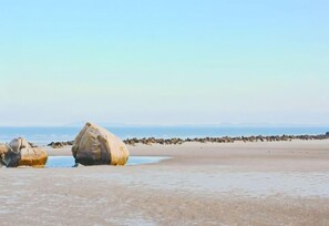 A beach with large boulders and a clear sky. - Fuzhou Fliport Garden Hotel (Fuzhou)