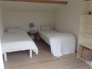 6 chambres, bureau, fer et planche à repasser, lit parapluie