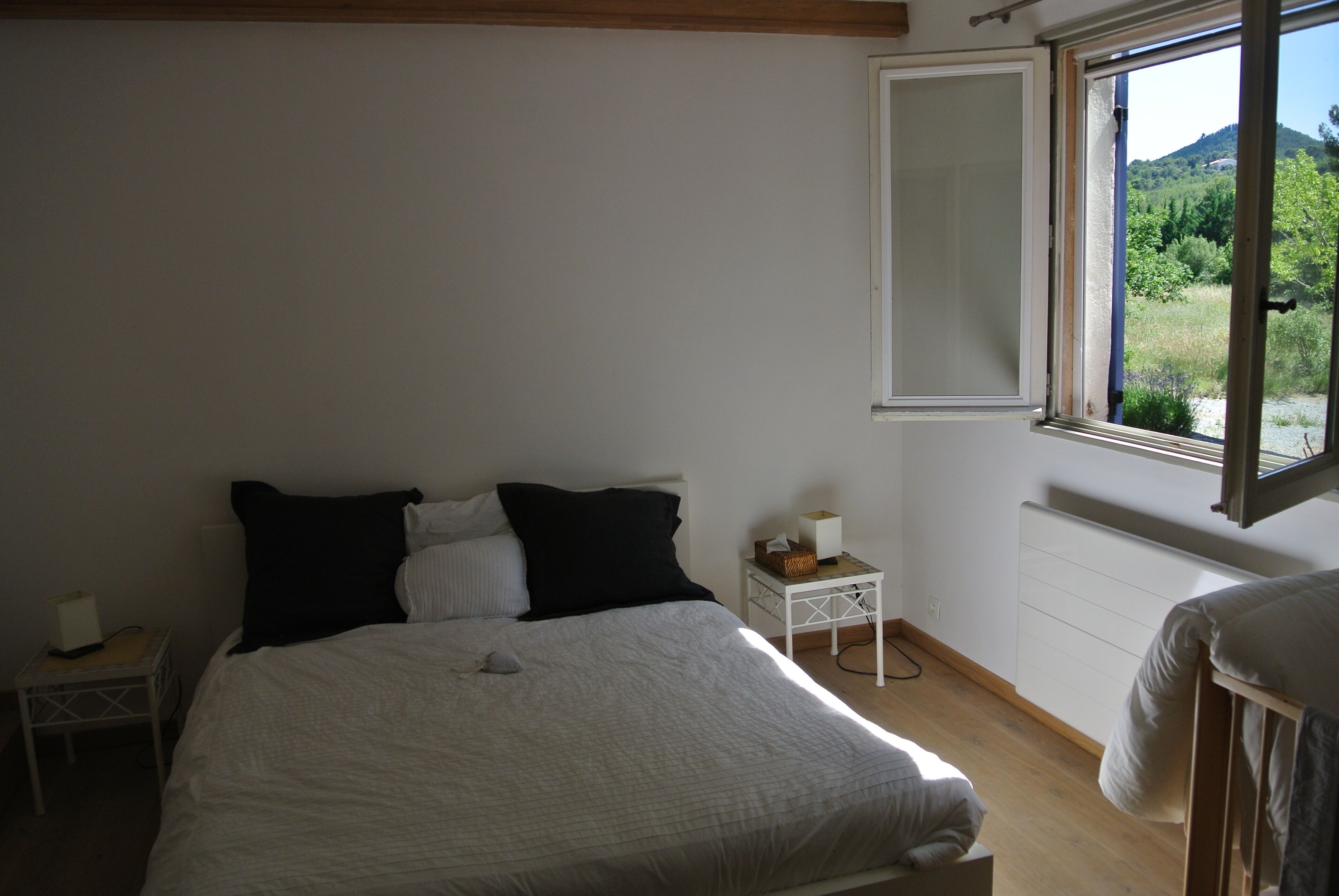 CHARMING PROVENCAL of wilderness quality, 20 min. Aix en Provence