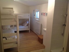 6 bedrooms, desk, iron/ironing board, travel cot