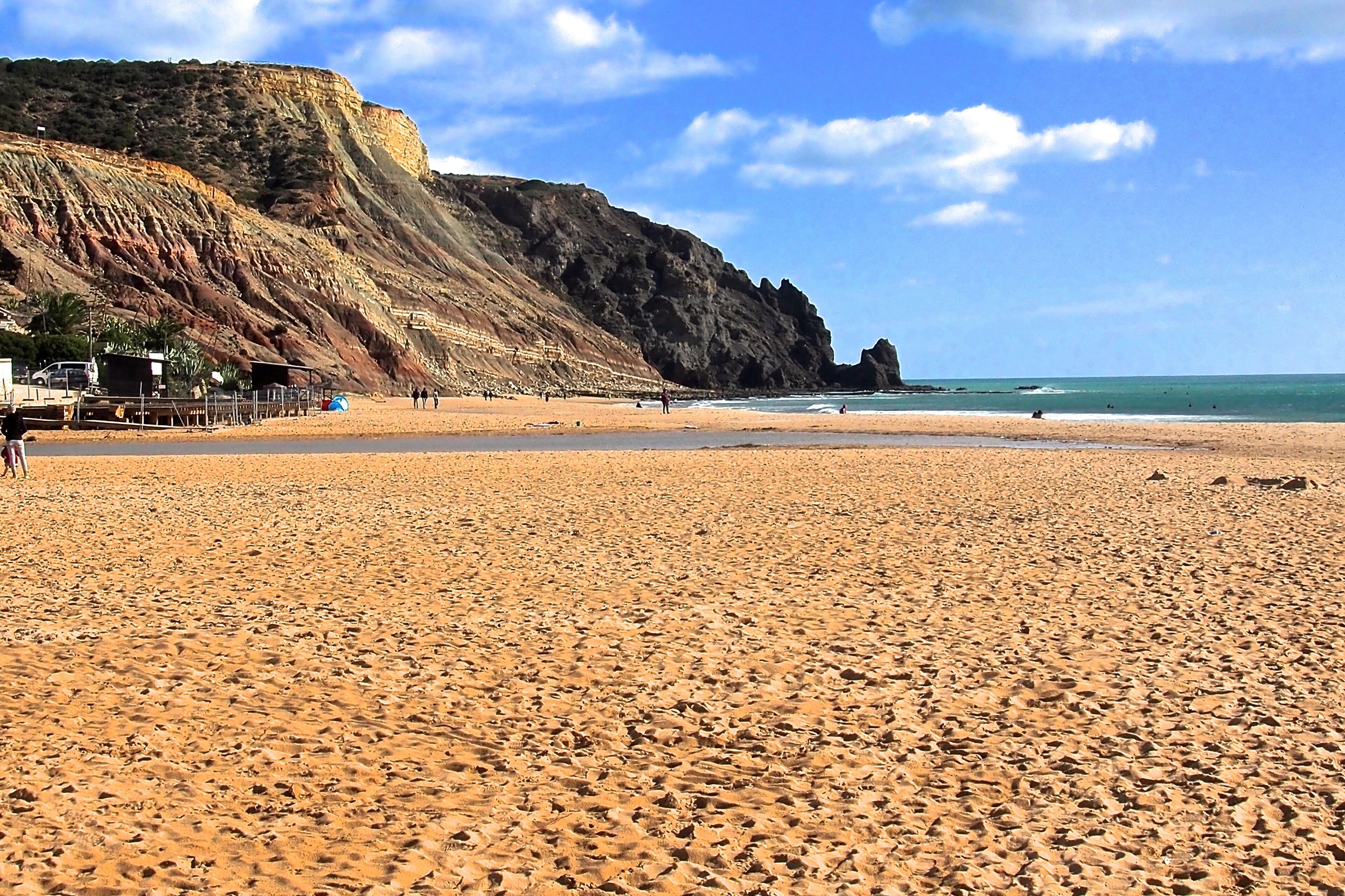Beach nearby, sun loungers, beach towels
