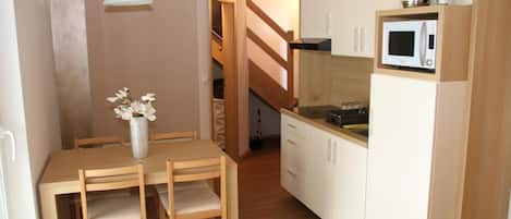 デュープレックス 3 ベッドルーム マウンテンビュー (A001) | 羽毛の掛け布団、WiFi (無料)、ベッドシーツ