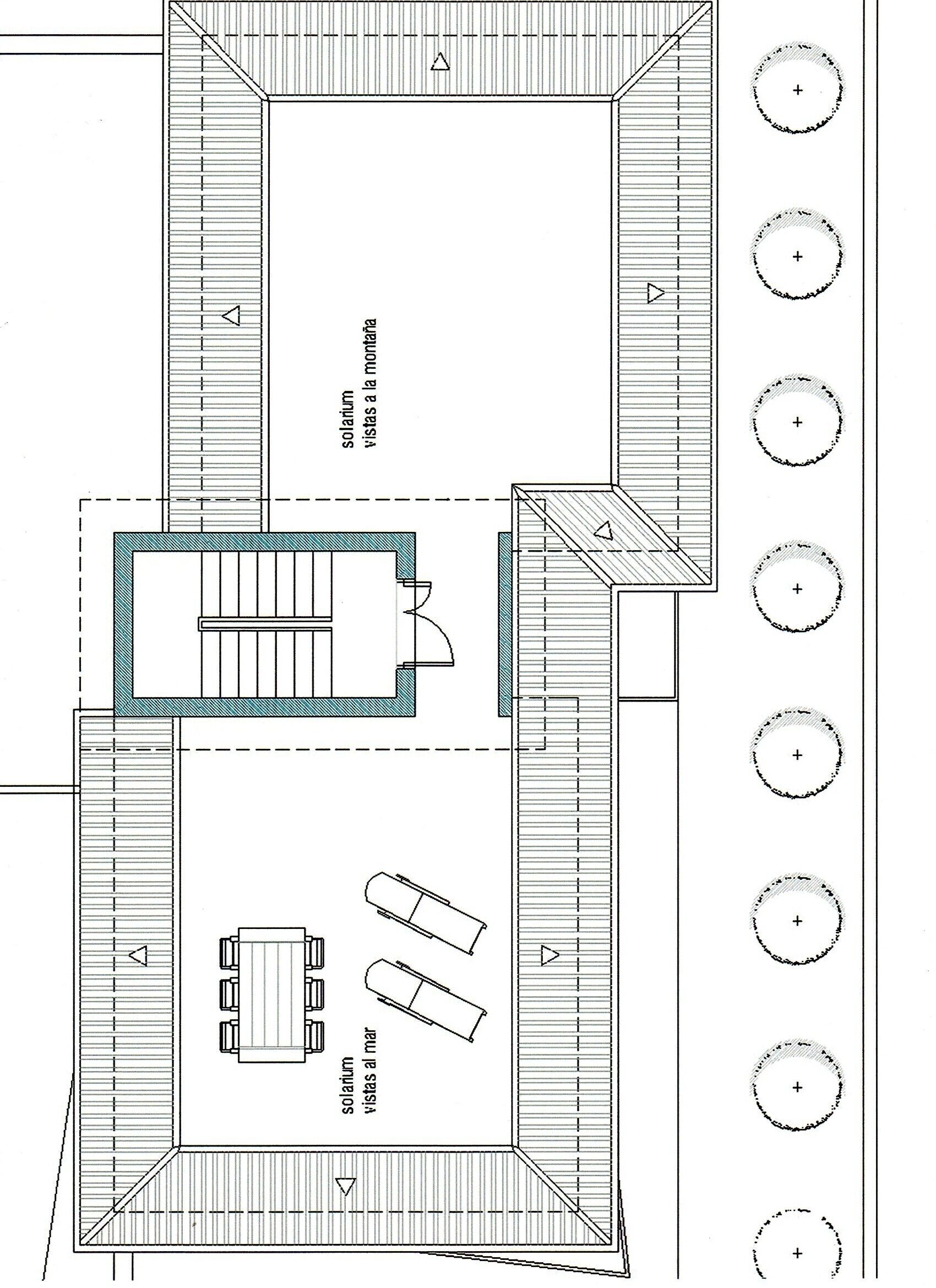 Plano de planta de un hotel con una zona de comedor central, dos balcones con vistas al mar y una sección con piscina.