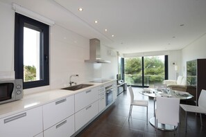 Een koelkast, een microgolfoven, een oven, een kookplaat