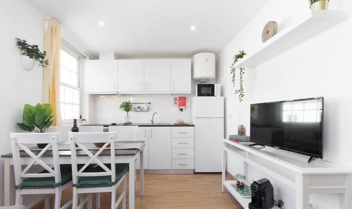 Køleskab, mikrobølgeovn, ovn, kogeplade