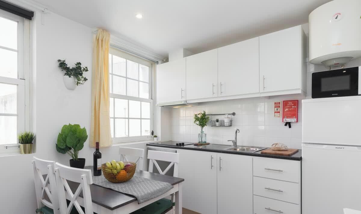 Kjøleskap, mikrobølgeovn, ovn og kokeplater