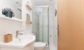 Dusche, Haartrockner, Handtücher