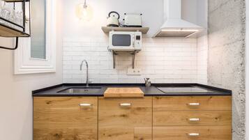 Kühlschrank, Mikrowelle, Ofen, Geschirrspüler