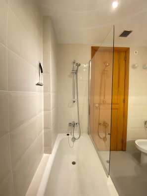 Kombinert dusj/badekar, hårføner, bidé og håndklær