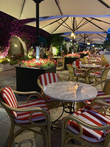 Comfortable ground floor air-conditioned apartment off the Famous Pine Walk